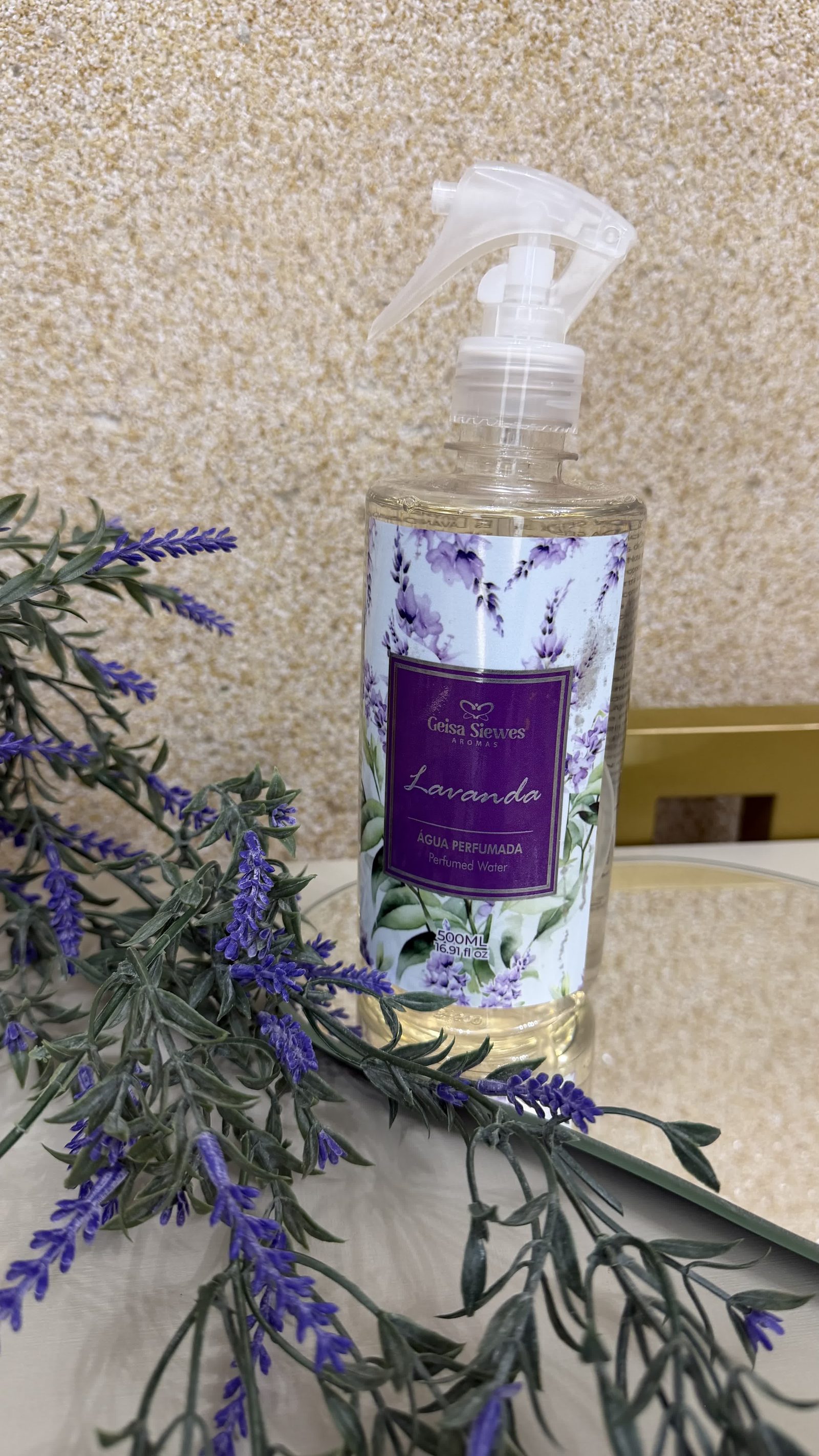 Água perfumada Lavanda Geisa Siewes Aromas entre flores de lavanda