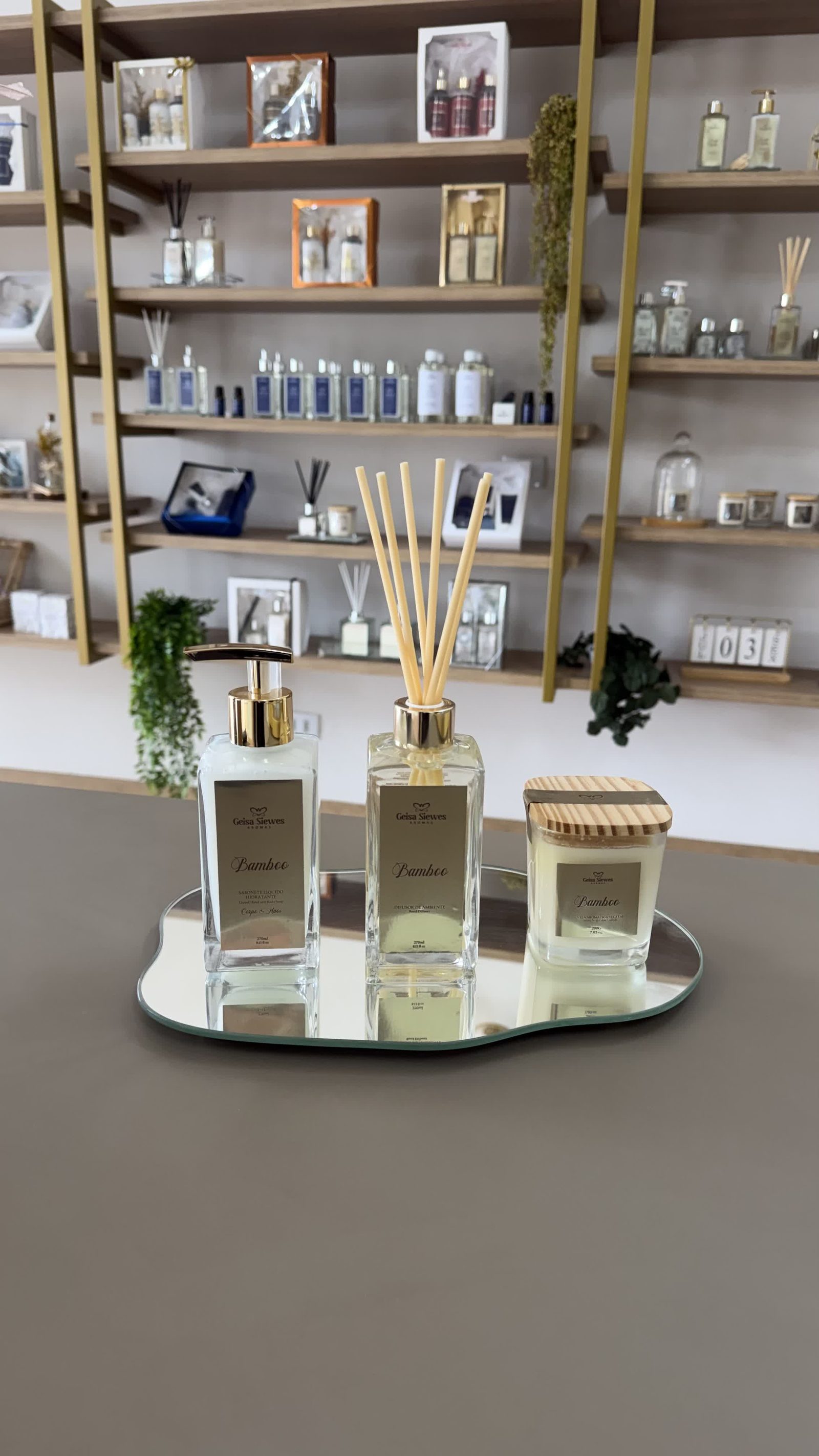 Prateleiras com difusores, velas e essências Geisa Siewes Aromas na loja física