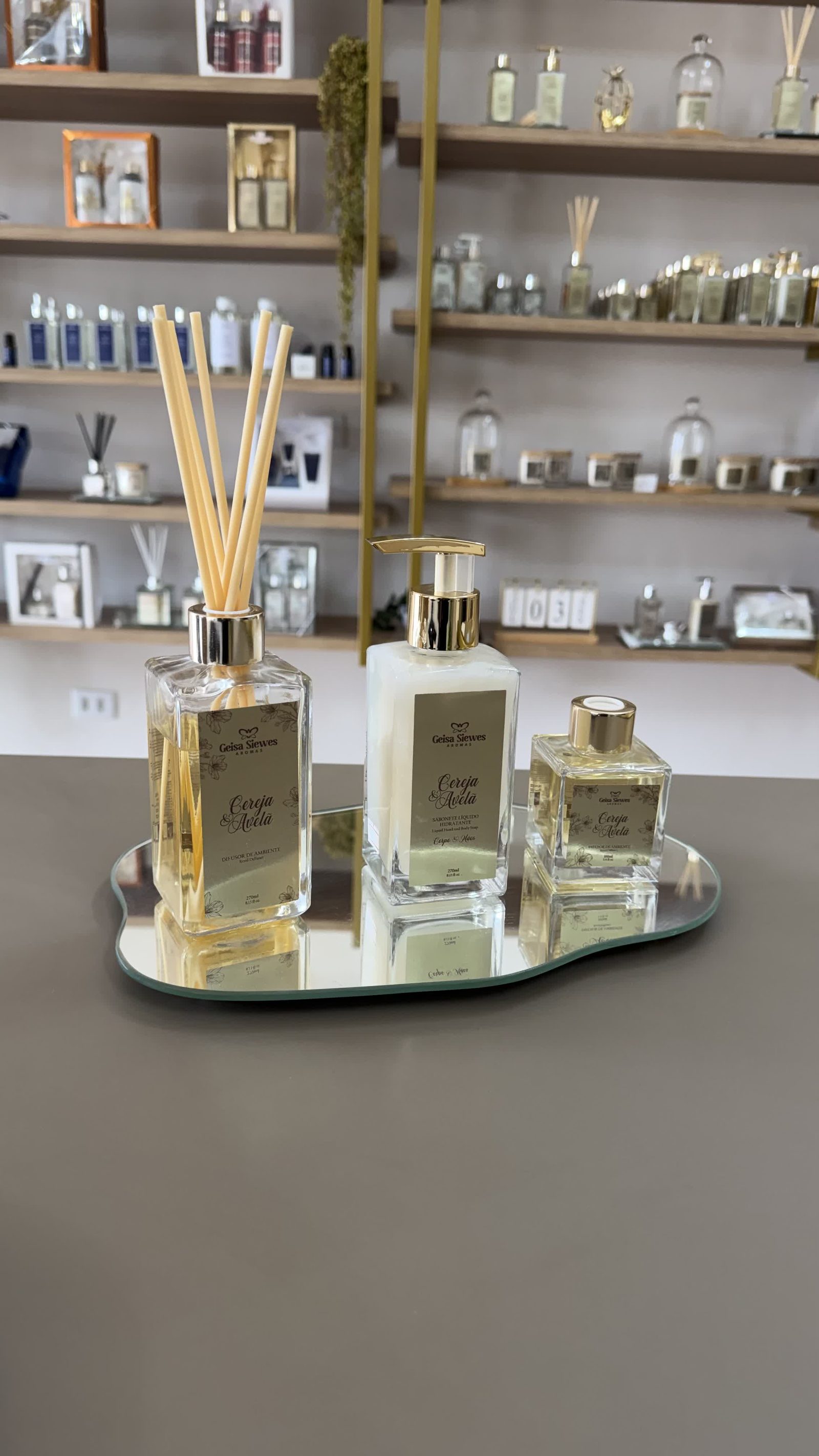 Difusor, sabonete líquido e água perfumada Cereja e Avelã Geisa Siewes Aromas na prateleira da loja